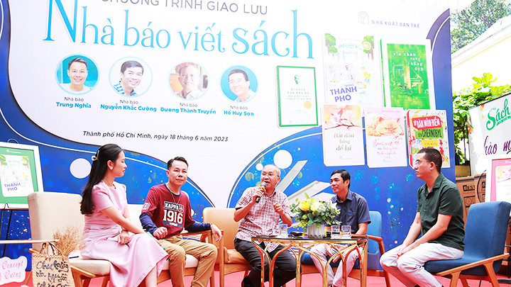 Các nhà báo đã chia sẻ những điều thú vị trong quá trình viết sách tại cuộc giao lưu.