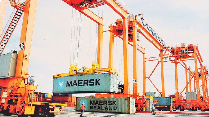 Bốc dỡ hàng hóa tại Tổng công ty Tân Cảng Sài Gòn. Ảnh: NGUYỄN NAM