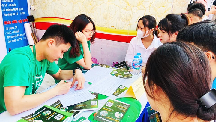 Người lao động đăng ký thông tin tìm việc tại trung tâm giao dịch việc làm. 