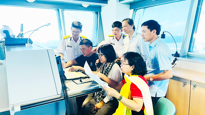 Tổ công tác báo chí (Đoàn công tác số 15) với sự tham gia của phóng viên Báo Nhân Dân thực hiện buổi phát thanh trực tiếp trên tàu.