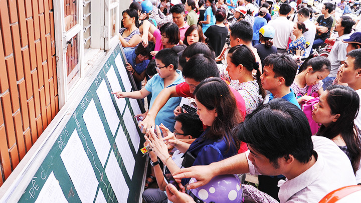 Phụ huynh và học sinh tham khảo đề thi vào Trường phổ thông dân lập Lương Thế Vinh. Ảnh: HẢI NAM