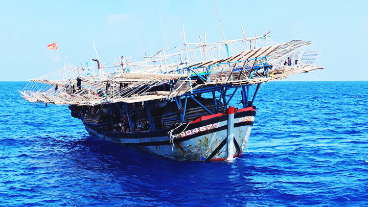 Chiếc tàu đang ở giữa biển khơi xa, hệ thống thông tin liên lạc như “mạch máu” kết nối các đội tàu và với đất liền.