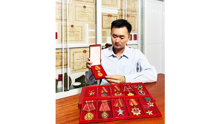 Đào Thanh Quyền cùng với bộ sưu tập huân, huy chương của mình.