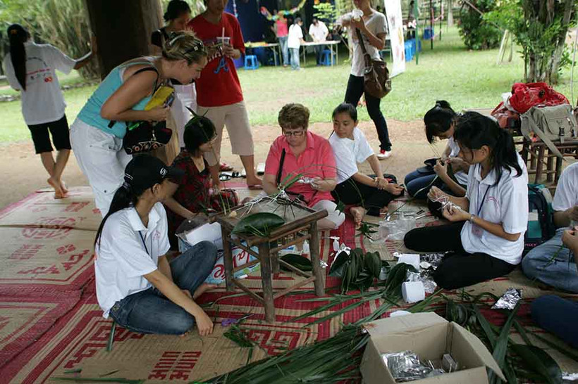 Tập gấp đồ chơi tại Bảo tàng Dân tộc học Việt Nam.