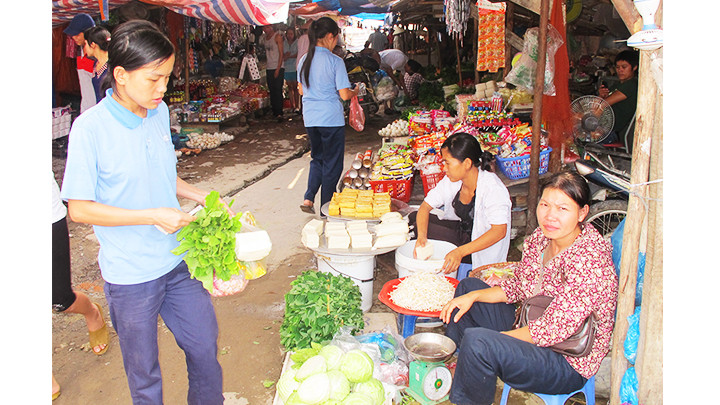 Thu nhập giảm, người lao động chắt bóp cho mỗi lần đi chợ.Ảnh: NGUYỄN NAM
