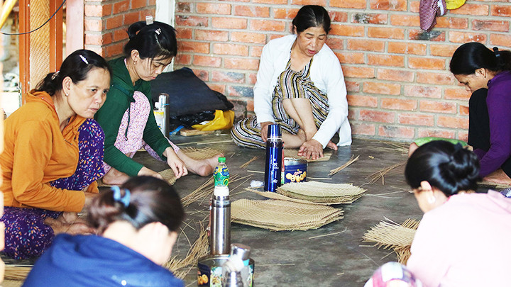 Không khí sản xuất nhộn nhịp ở làng Bao La. 