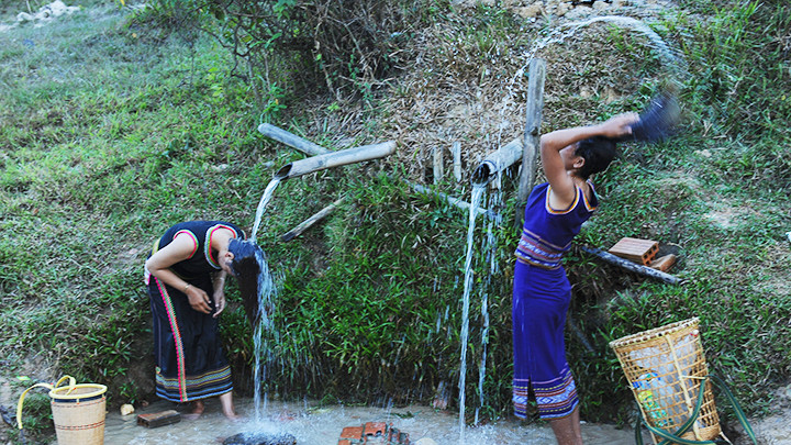 Làng nào có giọt nước nhiều, nước trong, mát không bao giờ cạn là làng hạnh phúc.