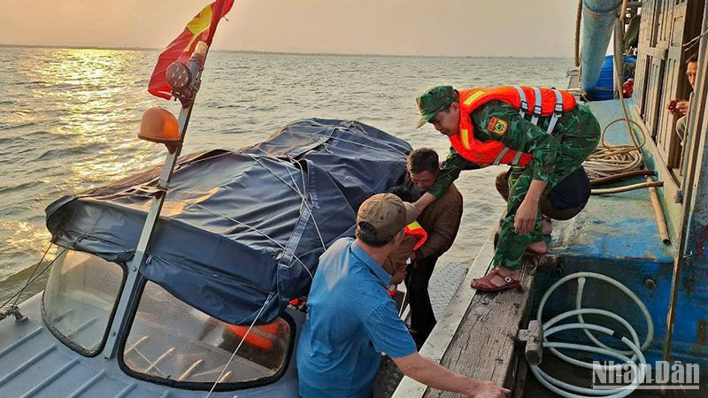 Bộ đội Biên phòng tiếp cận, cứu hộ ngư dân bị tai nạn.