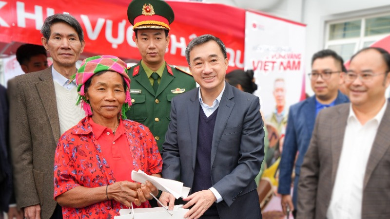 Thứ trưởng Y tế Trần Văn Thuấn, Phó Tổng Giám đốc Viettel Money Trương Quang Việt cùng lãnh đạo UBND tỉnh, Sở Y tế trao quà tặng bà con xã Nậm Nhùn. huyện Nậm Nhùn, tỉnh Lai Châu ngày 18/3. (Ảnh: Viettel cung cấp)