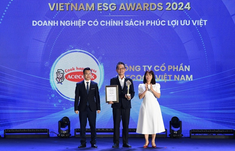 Đại diện Acecook Việt Nam nhận giải thưởng “Doanh nghiệp có chính sách phúc lợi ưu việt” tại Vietnam ESG Awards.