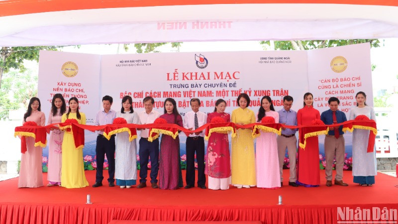Các đại biểu cắt băng khai mạc trưng bày chuyên đề Báo chí cách mạng Việt Nam-Một thế kỷ xung trận và thành tựu nổi bật của báo chí tỉnh Quảng Ngãi.