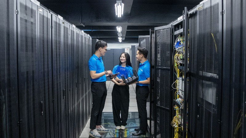 Đội ngũ kỹ sư trẻ của một đơn vị chuyên nghiên cứu, phát triển sản phẩm và giải pháp công nghệ. (Ảnh SƠN TÙNG)