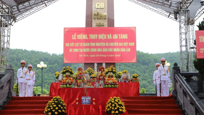 Lễ truy điệu và an táng 4 hài cốt liệt sĩ quân tình nguyện và chuyên gia Việt Nam hy sinh tại Lào được tổ chức trọng thể tại Nghĩa trang Liệt sĩ Nầm (huyện Hương Sơn, Hà Tĩnh)