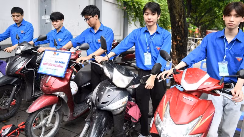 Các tình nguyện viên tham gia chương trình “Tiếp sức mùa thi” hỗ trợ thí sinh.