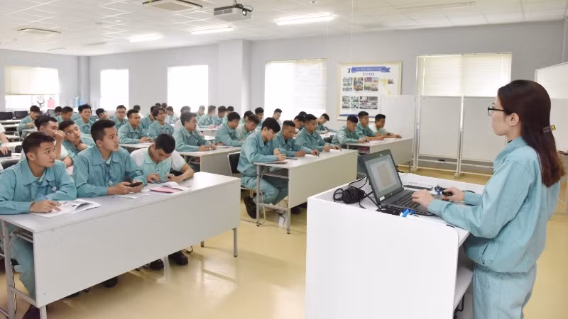 Lớp bồi dưỡng nâng cao trình độ nghiệp vụ cho người lao động ở Công ty TNHH TOTO Việt Nam (Khu công nghiệp Thăng Long 20 tỉnh Hưng Yên). (Ảnh: TRẦN HẢI)