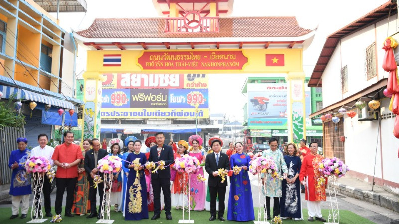 Lễ cắt băng khai trương Phố ẩm thực văn hóa Thái Lan-Việt Nam tại tỉnh Nakhon Phanom.