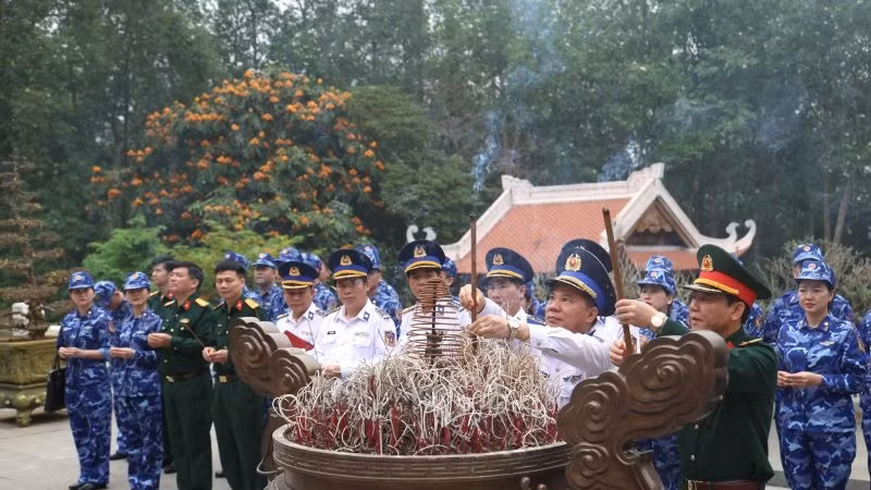 Đoàn cán bộ Cảnh sát biển Việt Nam dâng hương tưởng niệm Chủ tịch Hồ Chí Minh tại Khu di tích K9.
