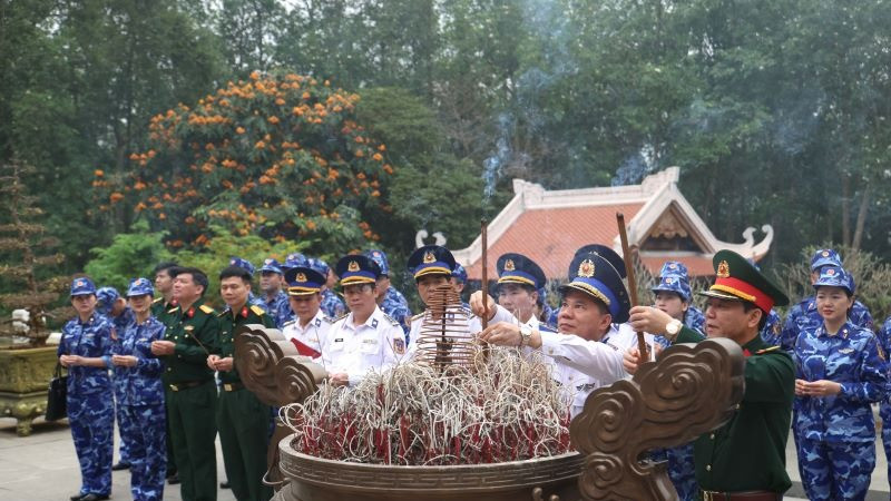 Đoàn cán bộ Cảnh sát biển Việt Nam dâng hương tưởng niệm Chủ tịch Hồ Chí Minh tại Khu di tích K9.
