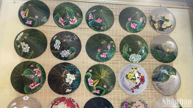 Nón lá từ lâu đã trở thành biểu tượng của xứ Huế.