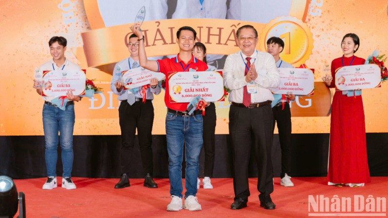 Ban Tổ chức trao giải Nhất cho thí sinh Đinh Hải Dương.