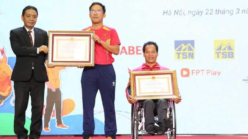 Vận động viên Lê Văn Công (bìa phải) và huấn luyện viên Lê Quang Thái nhận Huân chương Lao động hạng Ba.