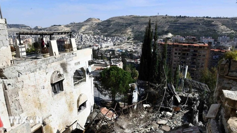 Hiện trường cuộc không kích của Israel xuống Damascus, Syria. (Ảnh: THX/TTXVN)