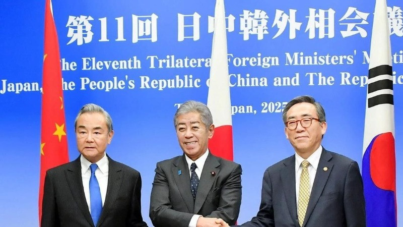 Ngoại trưởng Trung Quốc Vương Nghị, Ngoại trưởng Nhật Bản Takeshi Iwaya và Ngoại trưởng Hàn Quốc Cho Tae Yul trong cuộc gặp ba bên tại Tokyo, ngày 21/3/2025. (Nguồn: Kyodo/TTXVN).