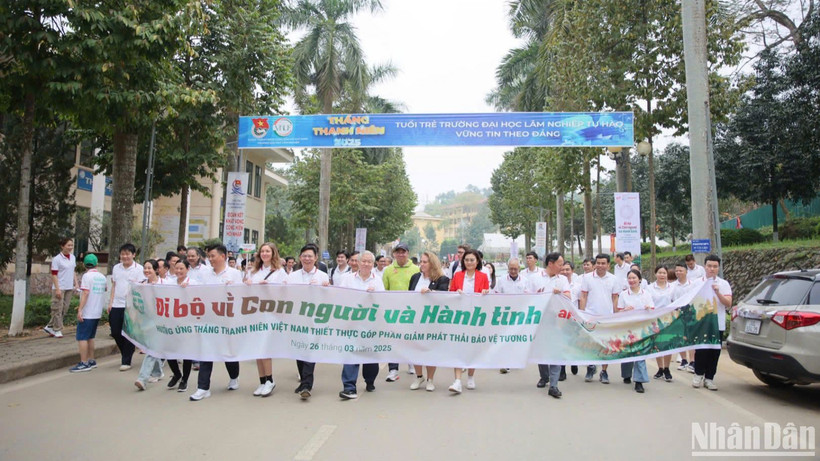 Hơn 1.000 thanh niên trong nước và quốc tế đã cùng nhau tham gia hoạt động "Đi bộ vì con người và hành tinh" được tổ chức tại Trường Đại học Lâm nghiệp.