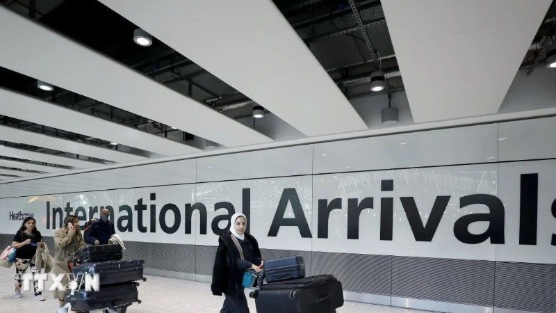 Hành khách tại sân bay Heathrow ở thủ đô London, Anh. (Ảnh: THX/TTXVN). 