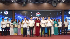 Đại diện lãnh đạo tỉnh Hà Tĩnh vinh danh 25 tác phẩm đạt giải báo chí viết về "Gương người tốt, việc tốt, các điển hình trong phong trào thi đua yêu nước và xây dựng nông thôn mới tỉnh Hà Tĩnh năm 2025".