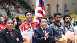 Đại diện Ban Tổ chức Giải Pencak Silat Châu Á 2025 tặng hoa chúc mừng trọng tài, vận động viên tham dự giải đấu.