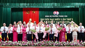 Ban chấp hành Đảng bộ phường Thành Sen nhiệm kỳ 2025-2030 ra mắt đại hội.