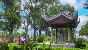 Đàn tế cụ Nguyễn Quỳnh nằm trong khuôn viên khu lưu niệm Đại thi hào Nguyễn Du.