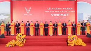 Các đại biểu thực hiện nghi thức cắt băng khánh thành nhà máy.