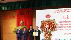 Phó Chủ tịch Quốc hội Vũ Hồng Thanh trao Nghị quyết số 1665 của Ủy ban Thường vụ Quốc hội về việc sắp xếp các đơn vị hành chính cấp xã của tỉnh Hà Tĩnh.