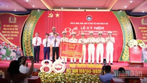 Các đồng chí lãnh đạo tỉnh Hà Tĩnh trao tặng lực lượng Công an Hà Tĩnh bức trướng với nội dung "Công an Hà Tĩnh mưu trí, dũng cảm, vì nước quên thân, vì dân phục vụ”.