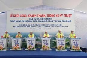 Các đại biểu ấn nút khởi công dự án. (Ảnh: Nguyễn Nhung)