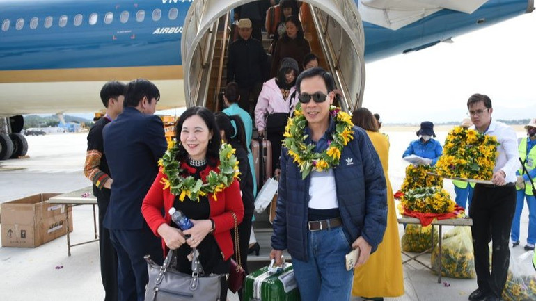 Trong quý II/2025, doanh thu hợp nhất của Vietnam Airlines đạt 28.361 tỷ đồng, lợi nhuận sau thuế đạt 2.923 tỷ đồng. anh-3-3139.jpg