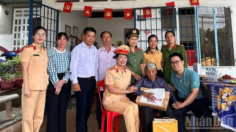 “Chuyến bay màu xanh” chính là minh chứng sinh động cho một tầm nhìn chung: xây dựng một xã hội nhân ái, tử tế, nơi mọi giá trị tốt đẹp đều được chở che và lan tỏa. ndo_br_chuyen-bay-mau-xanh-dem-den-nhung-nu-cuoi-rang-ro-9056.jpg
