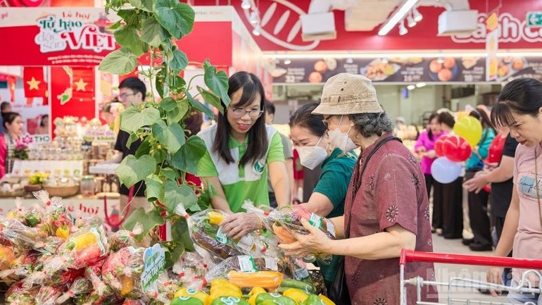Người tiêu dùng hào hứng mua sắm tại lễ hội. ndo_br_4-nguoi-tieu-dung-hao-hung-mua-sam-dac-san-1271.jpg