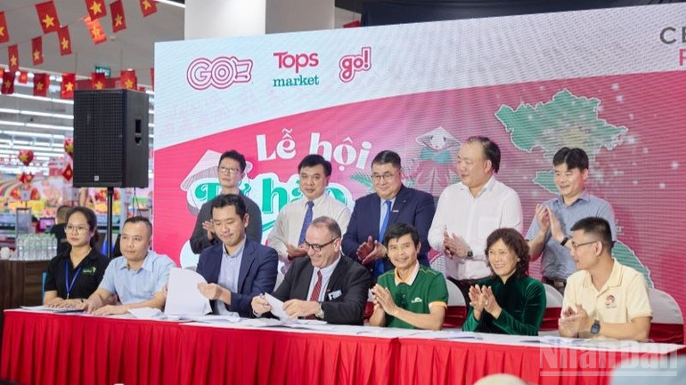 Lễ ký hợp tác chiến lược giữa Tập đoàn Central Retail với 6 nhà cung cấp là các hợp tác xã, hộ nông dân và doanh nghiệp chủ lực trong lĩnh vực nông sản, thực phẩm. ndo_br_5-tai-le-khai-mac-su-kien-da-dien-ra-le-ky-ket-hop-tac-chien-luoc-giua-central-retail-voi-06-nha-cung-cap-5237.jpg