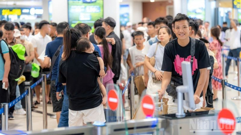 Hành khách làm thủ tục tại Cảng Hàng không quốc tế Nội Bài khá đông. ndo_br_gen-h-z6958157184216-cce25560b76a3f36641c28fb5de36dd5-1690.jpg