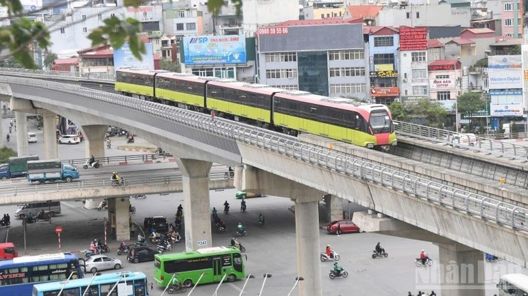 Hà Nội Metro khuyến nghị hành khách tuân thủ hướng dẫn của nhân viên nhà ga, đặc biệt là quá trình xếp hàng tại quầy bán vé, xếp hàng lên ke ga và lên tàu. ndo_br_gen-h-z6957376872341-ac96de86fb335d7f5bd9c41a3be5fb77-3799.jpg