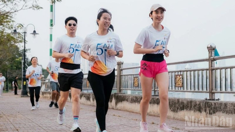 Các hoạt động thể thao, chạy bộ, nuôi dưỡng sức khỏe thể chất ngày càng được giới trẻ quan tâm. ndo_br_cac-hoat-dong-the-thao-chay-bo-nuoi-duong-suc-khoe-the-chat-ngay-cang-duoc-gioi-tre-quan-tam-2748.jpg