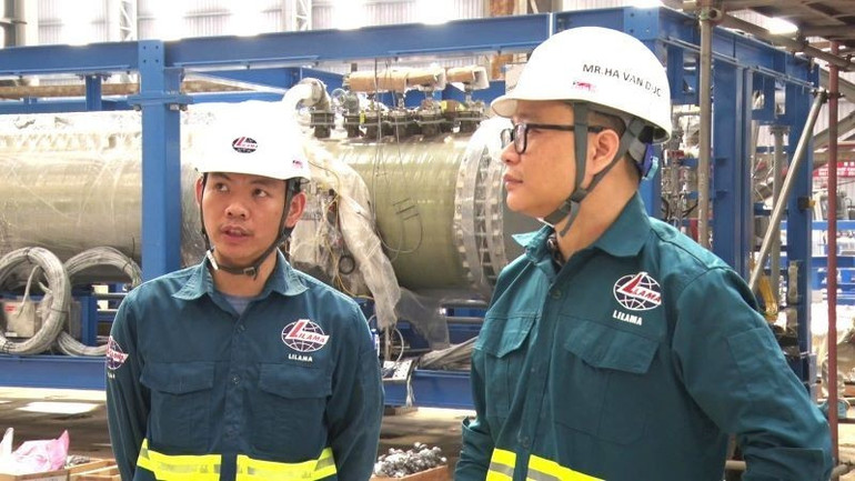 Kỹ sư Hà Văn Đức, Đội trưởng Đội thi công số 2, Tổng công ty Lắp máy Việt Nam-CTCP (bên phải, đeo kính) là đại biểu được cử đi dự Đại hội Thi đua yêu nước toàn quốc lần thứ XI. z70980597203848f5bbf611dd18433c1e41cb0de1f988a-17600033353371901377482-2779.jpg