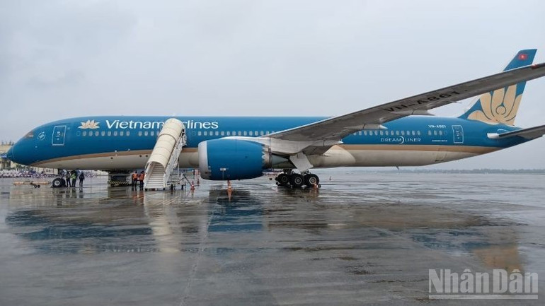 Máy bay Vietnam Airlines hạ cánh an toàn tại sân bay Kolkata. ndo_br_may-bay-vietnam-airlines-ha-canh-tai-san-bay-kolkata-2421.jpg