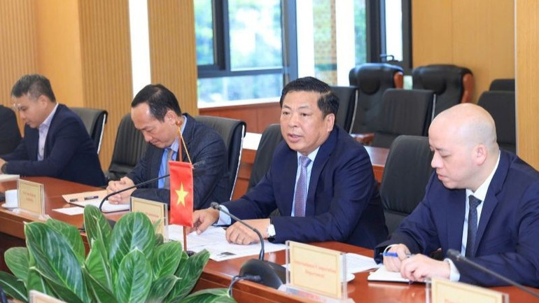 Bộ trưởng Xây dựng Trần Hồng Minh (thứ hai từ phải sang) trong buổi làm việc với Đại sứ Vương quốc Anh tại Việt Nam. z6853400885385-eb6f8dab3c7ba453a64d1d9577321788-2287.jpg
