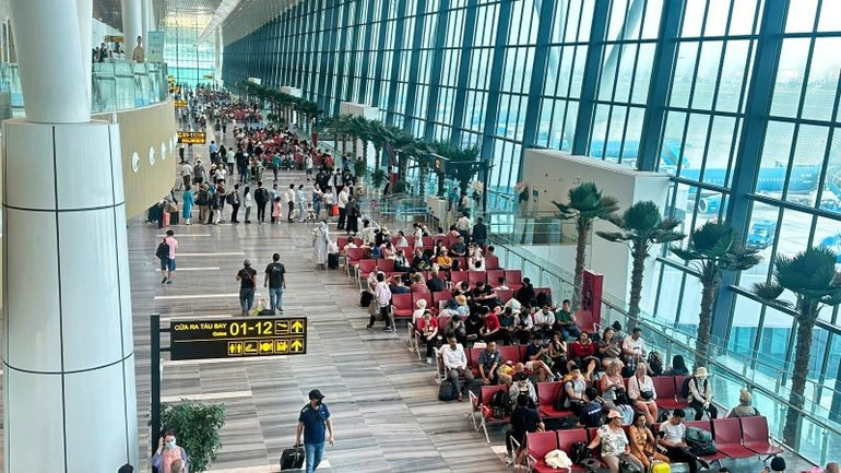 Cảng Hàng không quốc tế Tân Sơn Nhất luôn trong tình trạng quá tải. tsn.jpg
