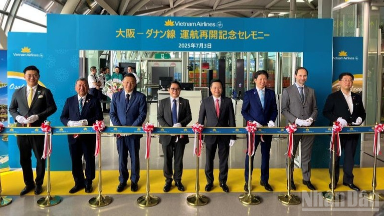 Vietnam Airlines phối hợp cùng các đối tác tổ chức lễ khai trương trang trọng tại sân bay Kansai (Nhật Bản). ndo_br_3-nghi-thuc-cat-bang-khai-truong-dien-ra-trang-trong-tai-san-bay-quoc-te-kansai-3988.jpg