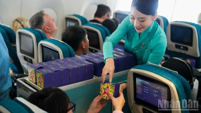 Hành khách yêu thích hương vị bánh trung thu của Vietnam Airlines có thể đặt mua trực tiếp qua tiếp viên trên chuyến bay. ndo_br_anh-2-moi-chiec-banh-trung-thu-la-mot-mon-qua-ngot-ngao-vietnam-airlines-mong-muon-gui-toi-khach-hang-trong-mua-trang-nay-991.jpg